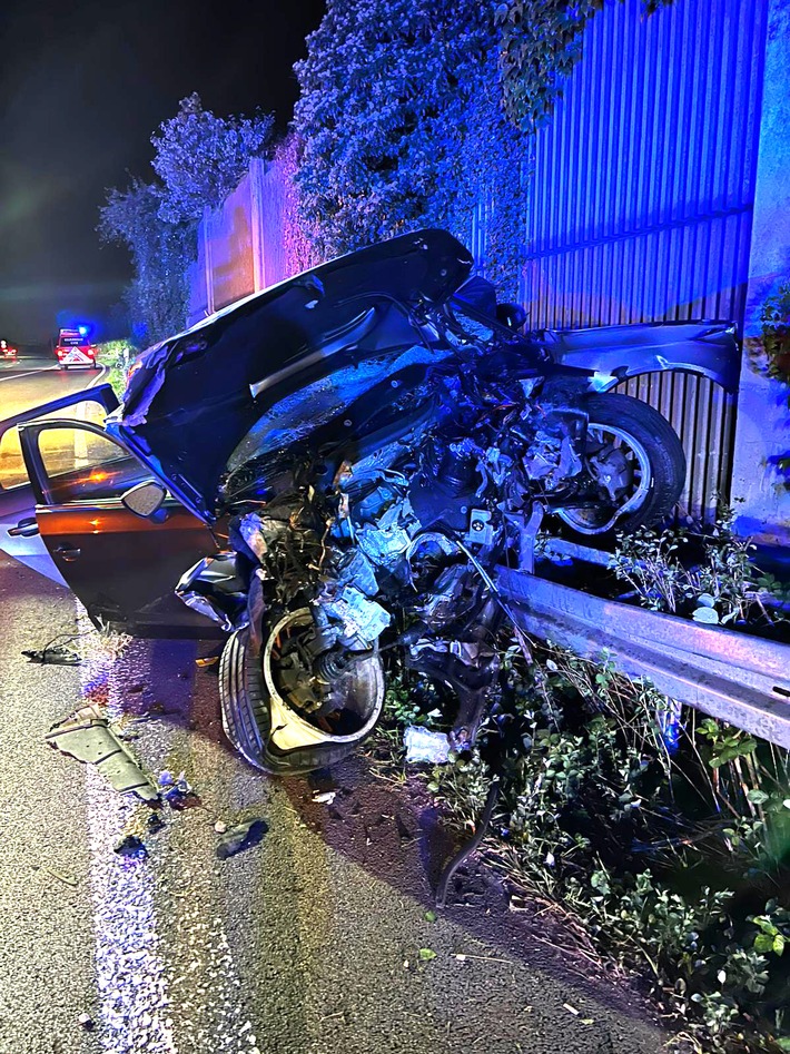 POL-D: Meldung der Autobahnpolizei - A 59 - Duisburg - Schwerer Verkehrsunfall - Pkw prallt in Leitplanke und Schallschutzmauer - Vier Schwerverletzte - Verdacht des Alkoholkonsums