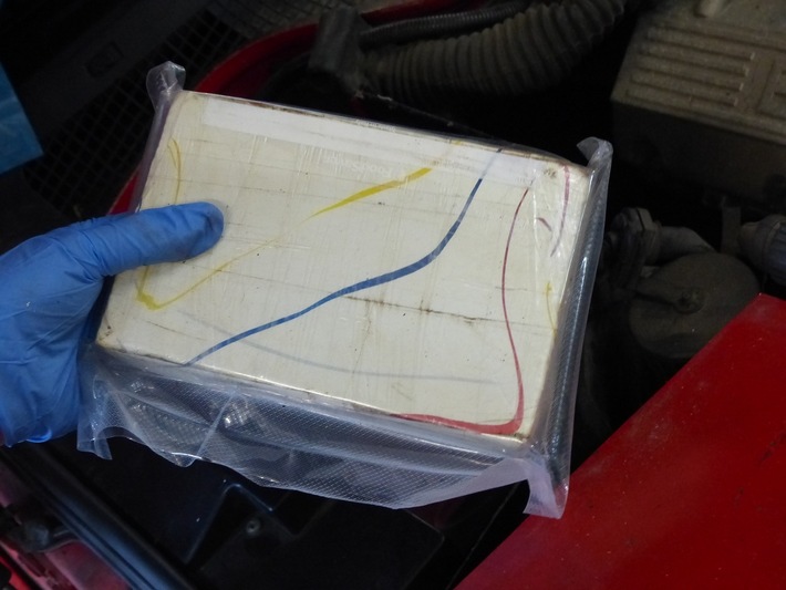 ZOLL-E: 12 Kilogramm Kokain auf der Durchreise
- Zoll beschlagnahmt 12 kg Kokain verbaut im Motorraum