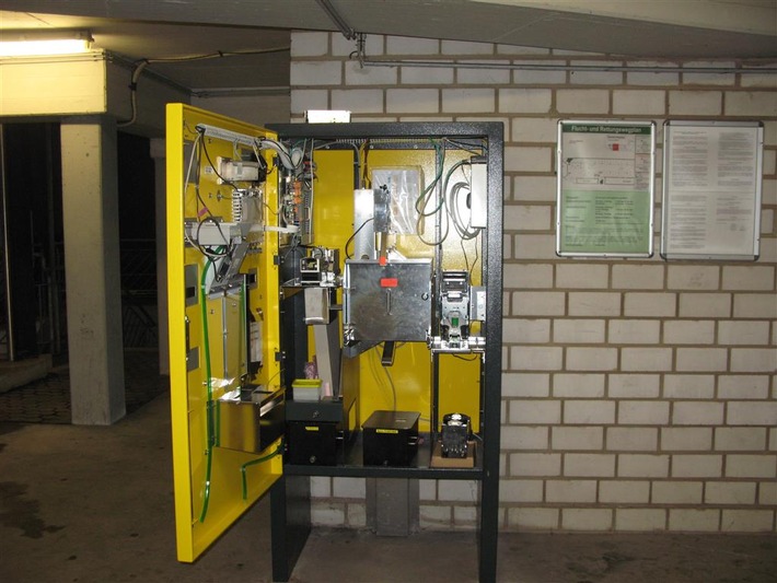 POL-PDMT: Aufbruch Parkscheinautomat Tiefgarage Nord durch zwei maskierte Täter