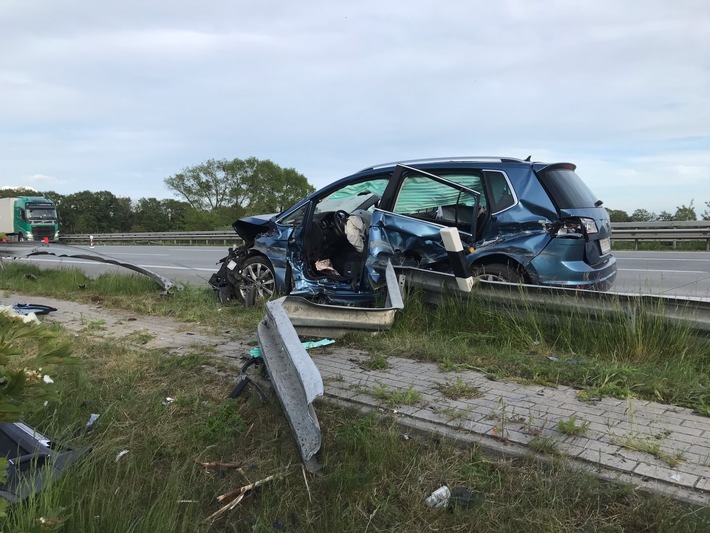 POL-ROW: ++ Ablenkung am Steuer - 25-Jähriger verunglückt auf der A1 ++ Polizei klärt Unfallflucht ++ Radfahrer am Kreisel angefahren ++ Missgeschick an der Zapfsäule ++