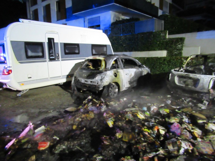 FW Dinslaken: PKW und Mülltonnen brannten