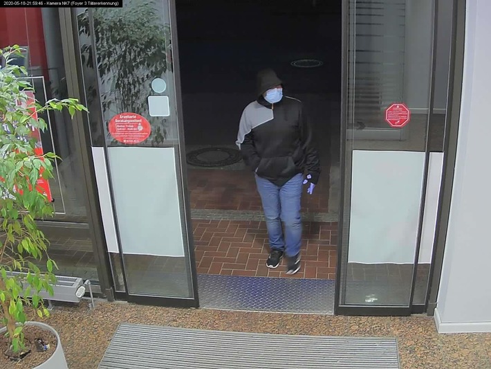 POL-HK: Soltau:Überfälle an Geldautomaten: Polizei veröffentlicht Fotos des Täters
