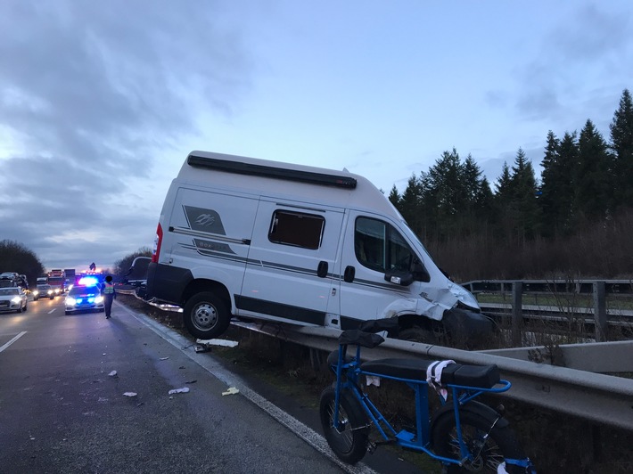 POL-VDKO: Flucht nach einem Verkehrsunfall auf der A61 im Autobahnkreuz Koblenz mit zwei leicht verletzten Personen