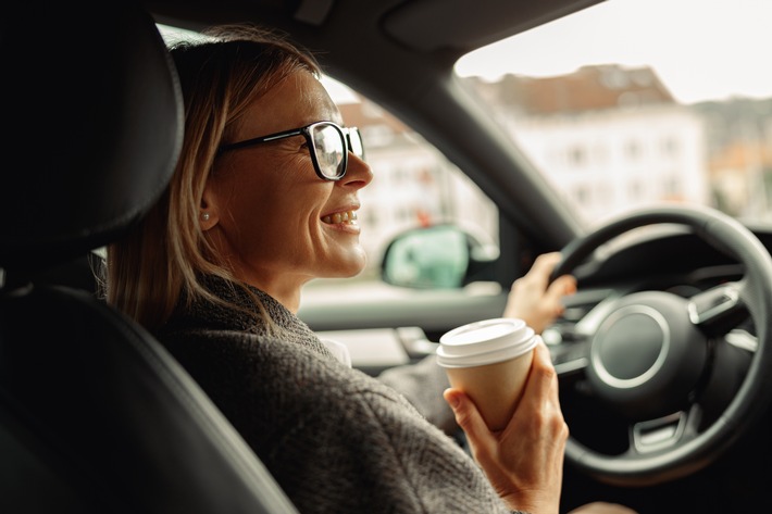 Kaffeekult unterwegs: Tankstelle als Lieblingsstopp / 60 Prozent der Autofahrer holen sich ihren Kaffee an der Tankstelle