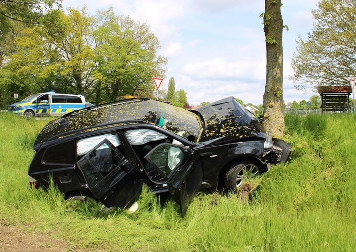 POL-MI: BMW kracht nach Abbiegevorgang gegen Baum