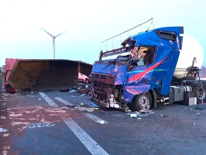 POL-MS: Autobahn 31: Container vom Lkw gefallen - 50-Jähriger verstirbt an Unfallstelle