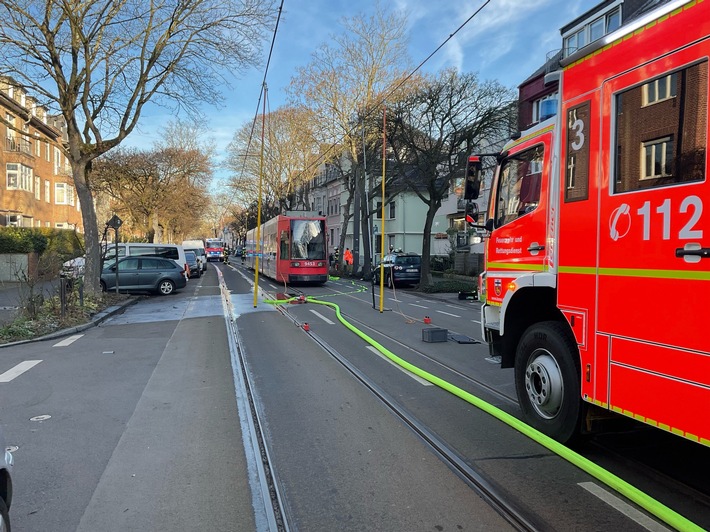 FW-BN: Feuerwehr löscht brennende Straßenbahn