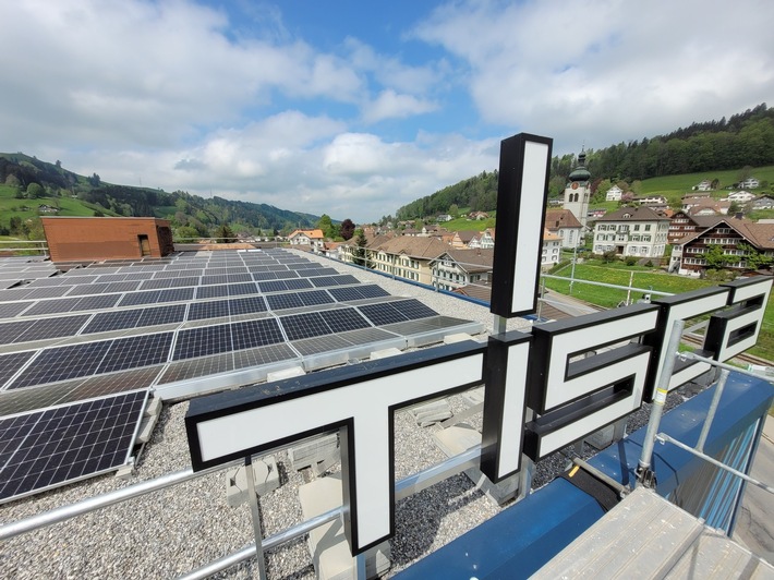 SAK Medienmitteilung: SAK nimmt grosse Photovoltaikanlage auf Tisca Gebäude in Bühler in Betrieb
