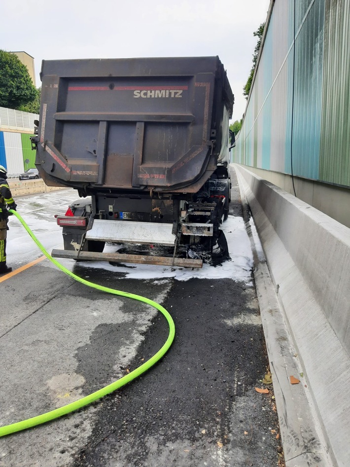 FW-E: Lkw-Brand auf der Bundesautobahn 52 - Rauchentwicklung weit sichtbar