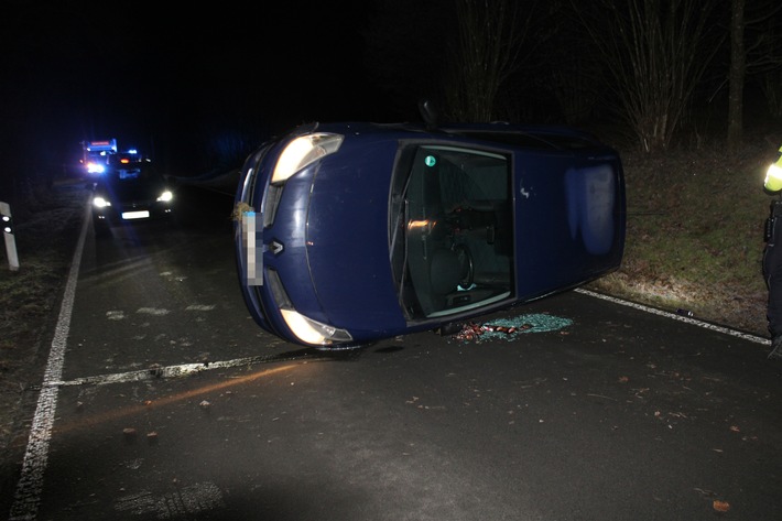 POL-SI: Renault kommt bei Straßenglätte auf Fahrzeugseite zum Liegen -#polsiwi