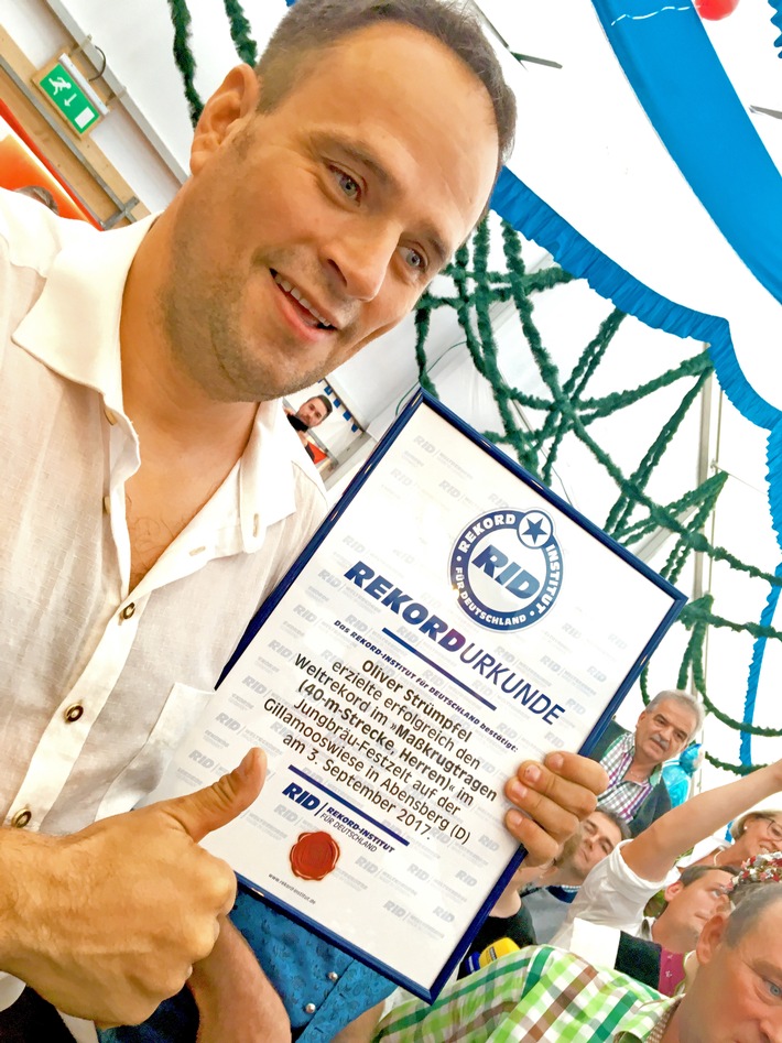 Neuer Weltrekord im Maßkrug-Tragen ist offiziell - Rekordjäger Oliver Strümpfel war am 3. September 2017 auf der Gillamoos-Festwiese erfolgreich