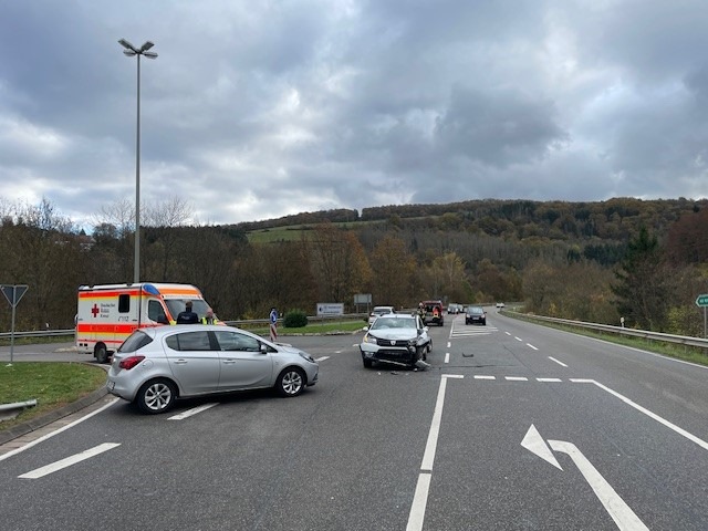 POL-PDKL: Zwei Leichtverletzte bei Unfall auf der B48