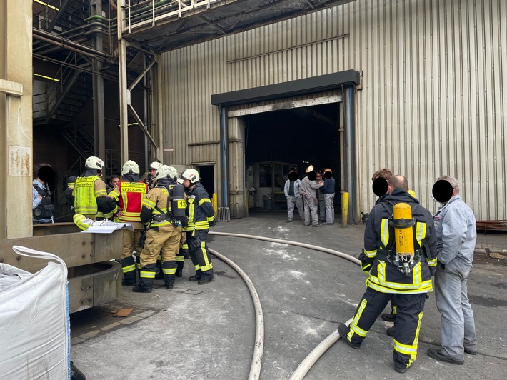 FW Mettmann: Feuer in Gewerbebetrieb