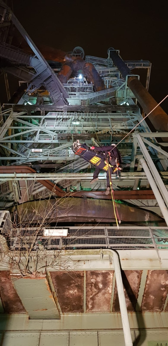 FW-E: Verunfallte Person aus 45m Höhe gerettet