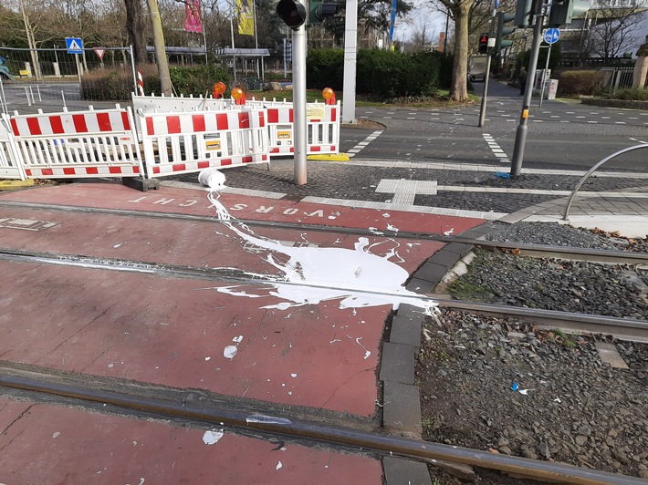 POL-BN: Bonn-Hochkreuz: 35-jähriger Radfahrer fiel mit Farbeimer hin - Polizei sucht mögliche Geschädigte