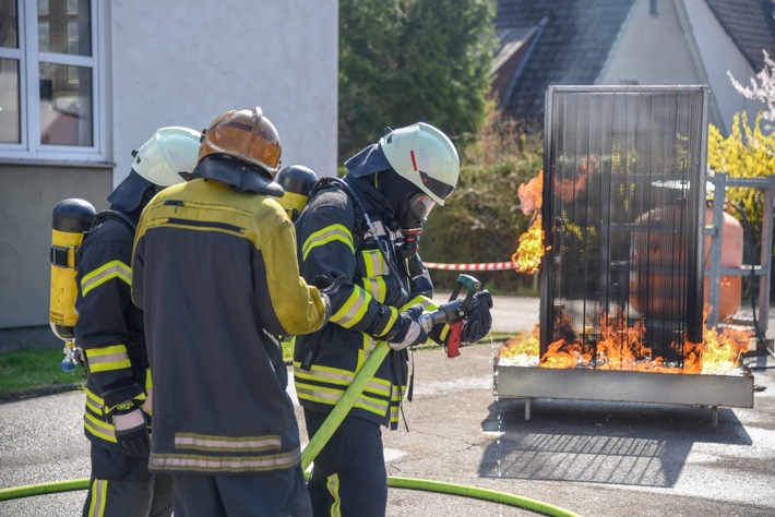 FW-OE: Gasflammen eingefangen - Heissausbildung bei der Feuerwehr Lennestadt