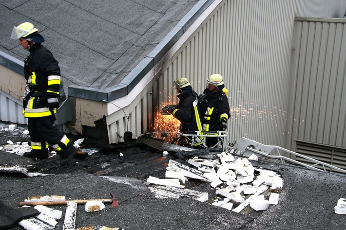 FW-E: Feuer auf dem Dach der Messehalle 10 in Essen, Exponate unbeschädigt, Motorshow startet wie geplant