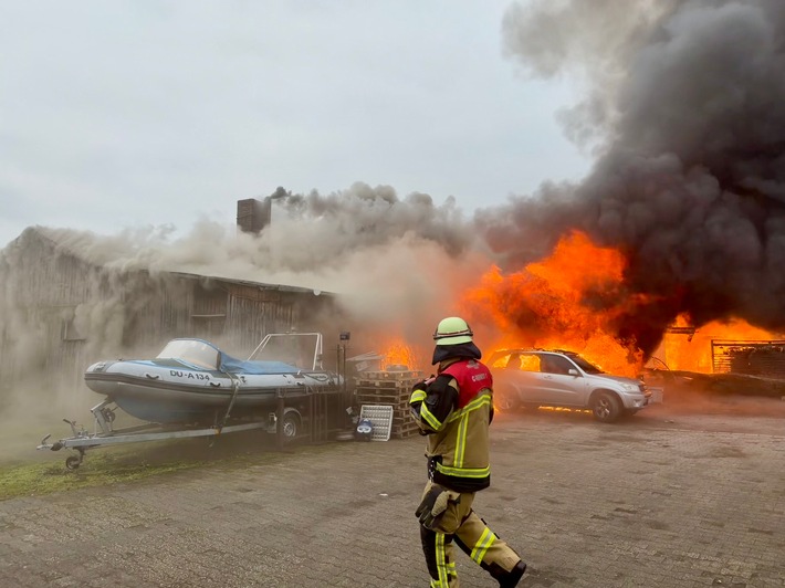 FW-E: Großbrand in holzverarbeitendem Gewerbebetrieb - massive Rauchentwicklung erfordert Warnung der Bevölkerung