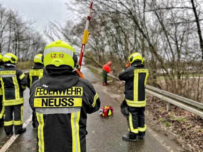 FW-NE: Abschlussbericht: Sturmtief Zeynep | Insgesamt 118 Einsätze in 24 Std. | Feuerwehr im Dauereinsatz