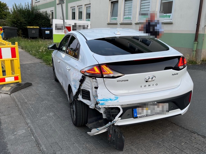 POL-GT: Zeugen gesucht: Autodieb flüchtet und beschädigt Streifenwagen