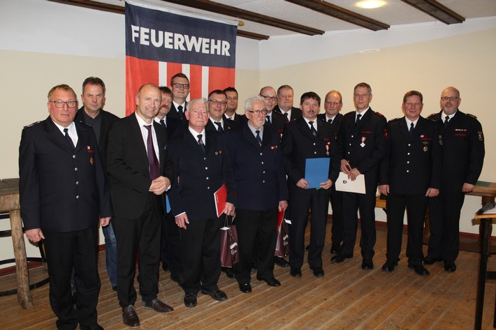 FW-OE: 74 Beförderungen/ Ehrungen und Ernennungen bei der Feuerwehr Kirchhundem