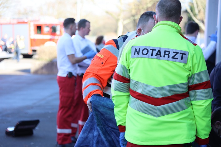 FW-E: Tierabwehrspray sorgt für größeren Rettungsdiensteinsatz am Gymnasium an der Wolfskuhle - acht Kinder betroffen