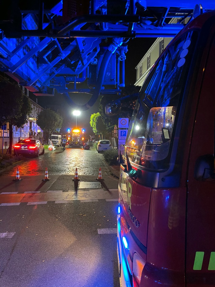 FW-DT: Feuerwehreinsatz in der Schülerstraße - gemeldeter Zimmerbrand mit Person