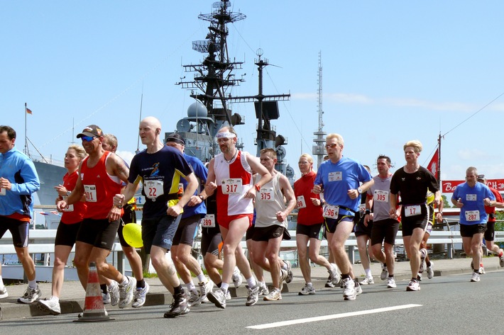 Deutsche Marine - Pressemeldung: Marine bewegt Wilhelmshaven - 4. Gorch-Fock-Marathon und 2. Bundeswehrmeisterschaft im Marathon