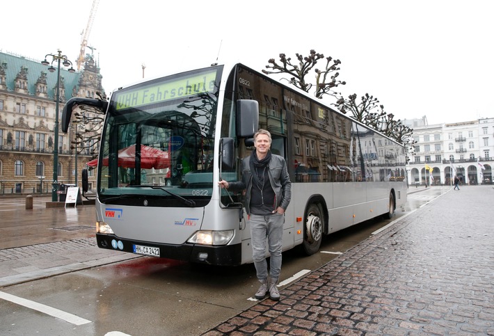 Jetzt steuerte Jörg Pilawa (50) einen Hamburger Linienbus: "Busfahren kommt vom Glücksgefühl her gleich nach der Hochzeitsreise."