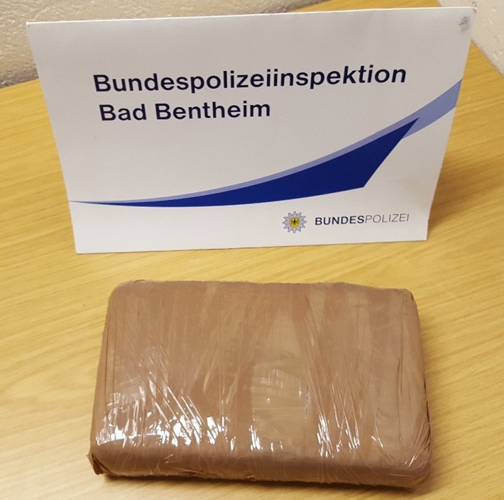 BPOL-BadBentheim: 1,1 Kilo Kokain beschlagnahmt / Drogenschmuggler in Haft