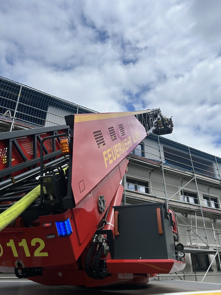 FW Alpen: Überörtliche Hilfeleistung bei einem Dachstuhlbrand in Issum