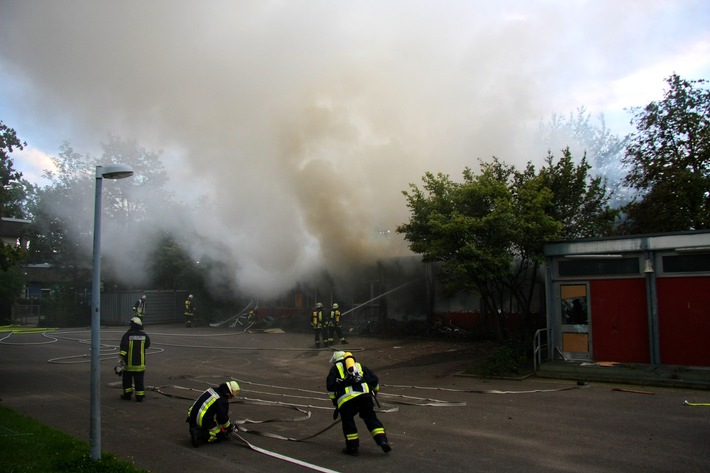 FW-E: Pavillon der Astrid-Lindgren-Grundschule komplett ausgebrannt, niemand verletzt