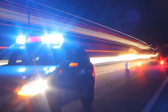 POL-PDNW: Polizeiautobahnstation Ruchheim Fluchtversuch bei Fahrzeugkontrolle auf der Autobahn, Fahrer stand unter Einwirkung von Medikamenten und Betäubungsmitteln und hatte keinen Führerschein