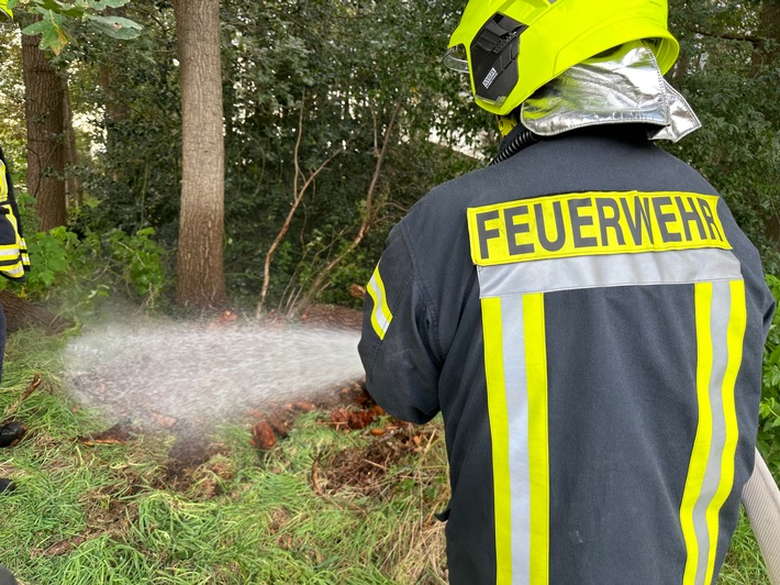 FW Flotwedel: Ortsfeuerwehr Eicklingen löscht brennenden Baumstumpf