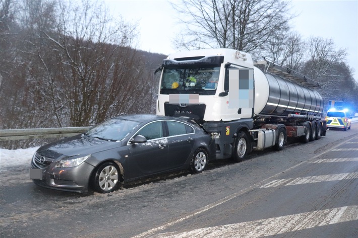 POL-HX: Wildunfall löst Kettenreaktion mit fünf beteiligten Fahrzeugen aus - drei Personen leicht verletzt