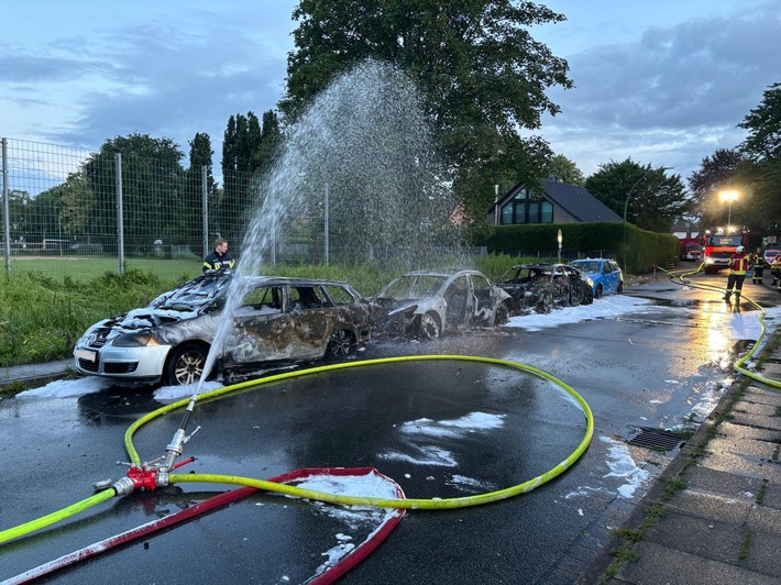 FW-PI: Drei Fahrzeuge brennen aus, darunter ein Hybdrid- und ein Vollelektrofahrzeug / Langwierige Nachlöscharbeiten