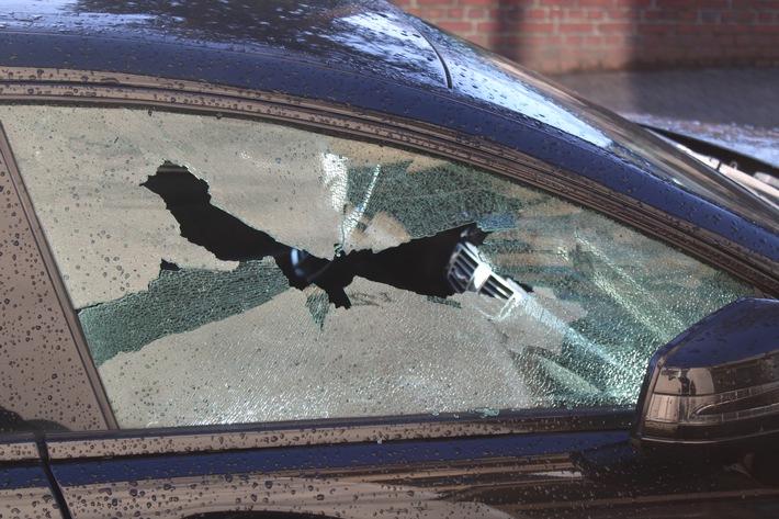 POL-GE: Zahlreiche Autoscheiben zerschlagen - Zeugen gesucht