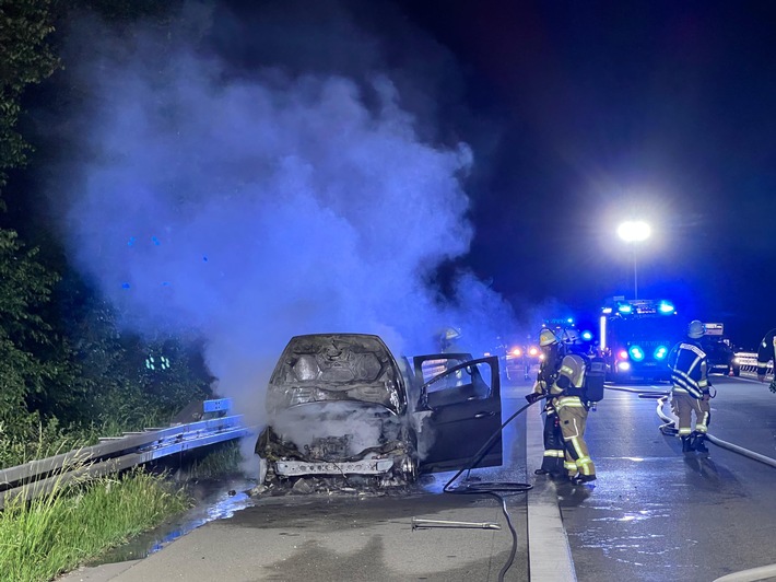 FW Weinheim: Pkw-Brand auf der A5 zwischen Weinheim und Hemsbach. Familie mit zwei Kleinkindern bleibt unverletzt.
