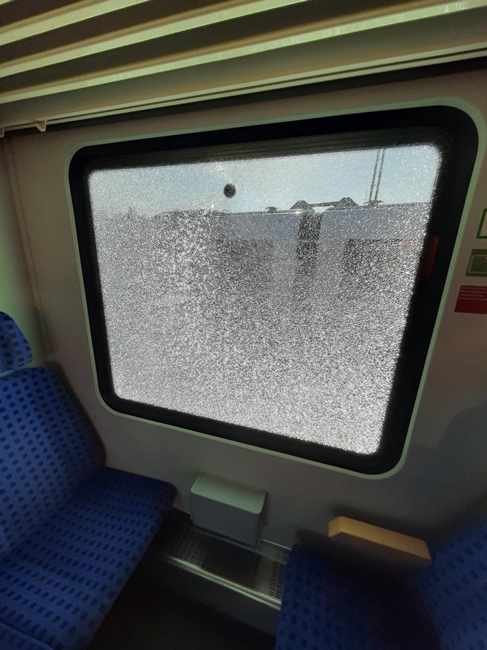 BPOL-KL: Vandalismus im Zug - 25.000 Euro Schaden
