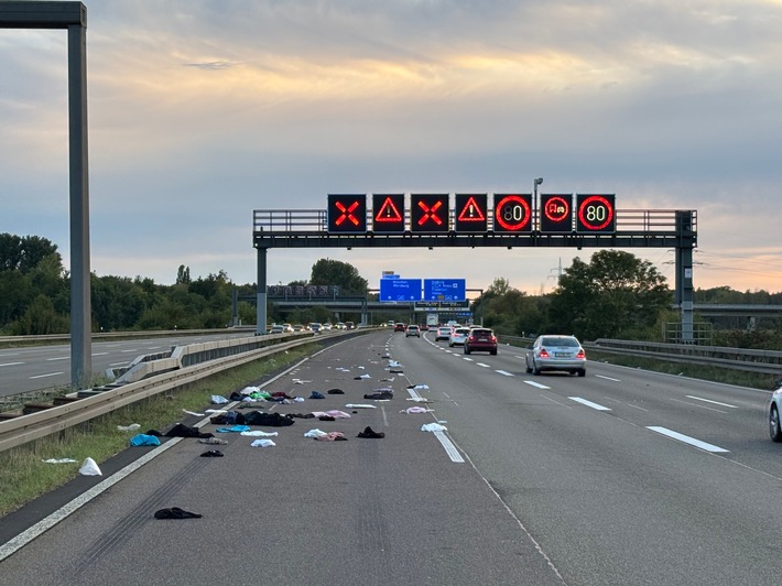 POL-OF: Autobahnpolizei sammelte Inhalt von Dachbox ein: Fahrspuren zeitweise gesperrt