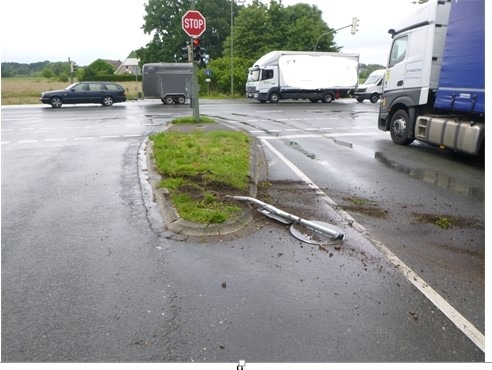 POL-BI: Unfall bei Abbiegevorgang - silberner Volvo flüchtig
