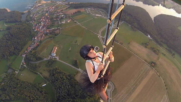 Mehr Zeit für Freunde im neuen Jahr: Lässt sich Vivien in 300 Meter Höhe für ihre Freundin Sophia hängen? "Mein bester Feind" mit Joko und Klaas am Samstag, 20:15 Uhr