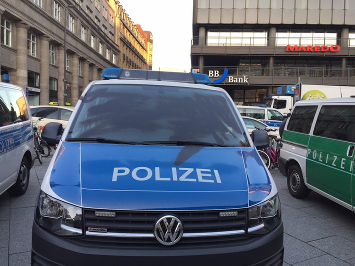 BPOL NRW: Fünf Einsatzfahrzeuge der Bundespolizei besprüht; Festnahme eines 23-Jährigen