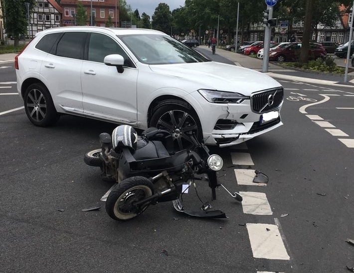 POL-CE: Celle - Beim Abbiegen Motorroller übersehen