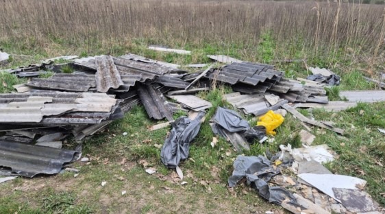 POL-KI: 260421.3 Kreis Plön / Preetz: Abfallentsorgung in der Natur - Unbekannte entsorgen Asbestplatten und Heizöltank