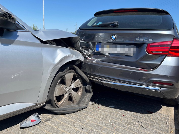 POL-ME: Verkehrsunfall mit hohem Sachschaden - 2607082