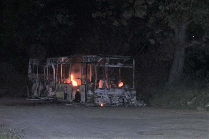 POL-DN: Bus ausgebrannt