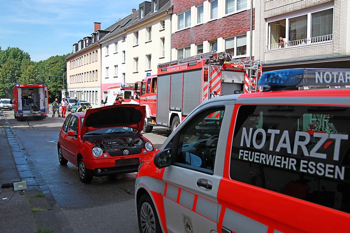 FW-E: Verkehrsunfall, VW Lupo kollidiert mit Mazda 323, drei Verletzte nach notärztlicher Versorgung zum Krankenhaus