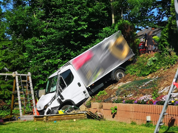 FW-EN: Kleintransporter verunfallt und stürzt in Garten