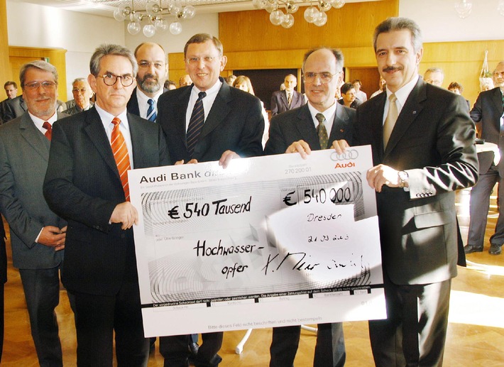 Audi spendet 540.000 Euro für Flutopfer / 32 vom Hochwasser betroffene Einrichtungen unterstützt / Offizielle Spendenübergabe in Dresden